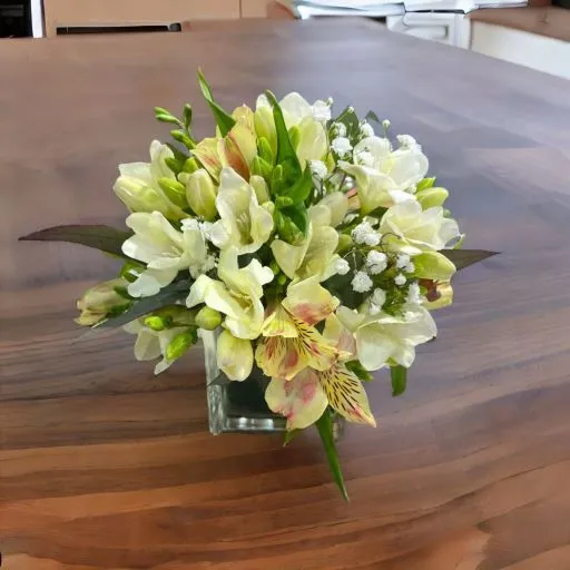 Centro de mesa con flores fresias y astromelias lite